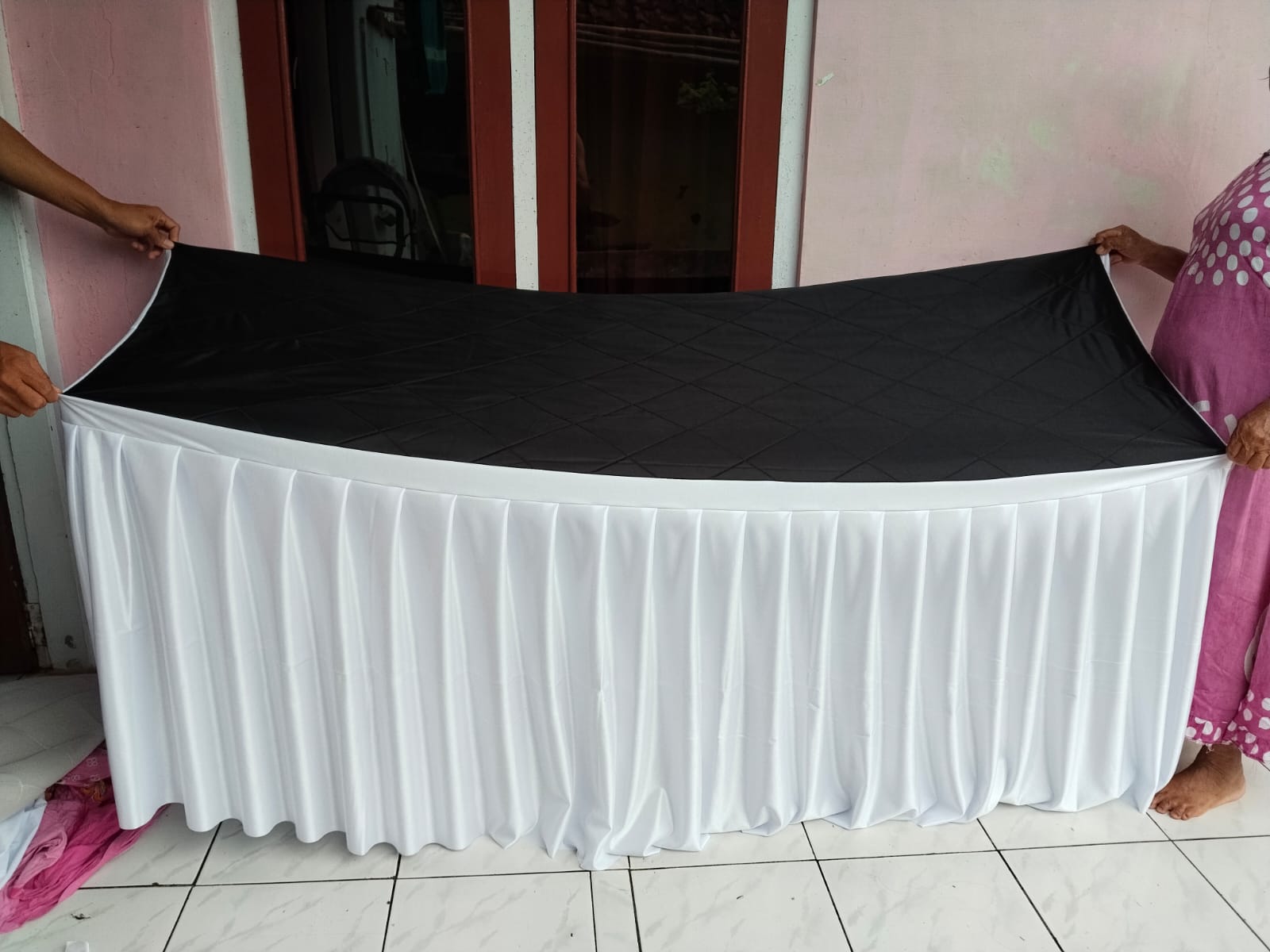 Taplak Meja Kotak Hitam Putih